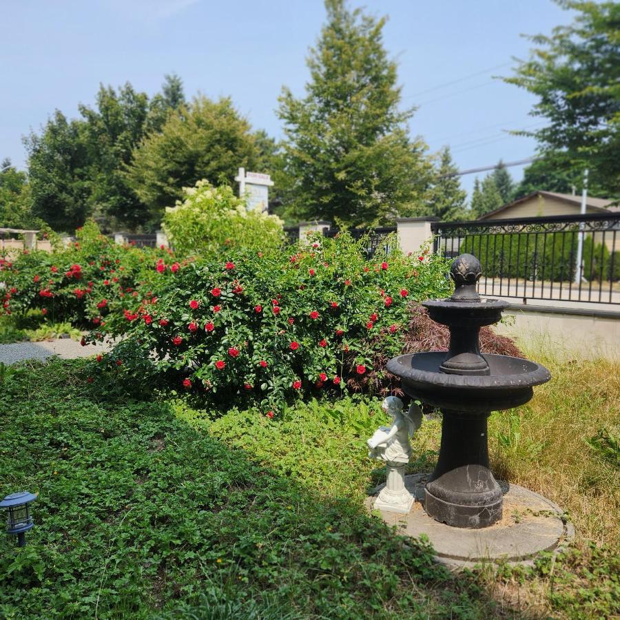 Empress Madani Palace Hotel Surrey Kültér fotó