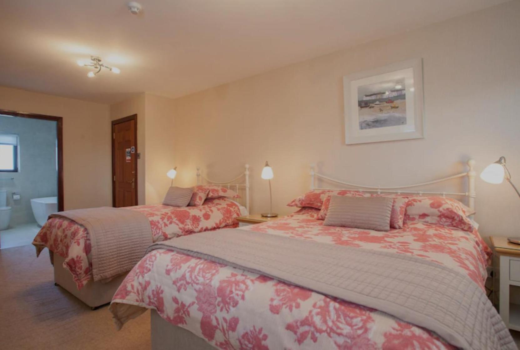Empress Madani Palace Hotel Surrey Kültér fotó