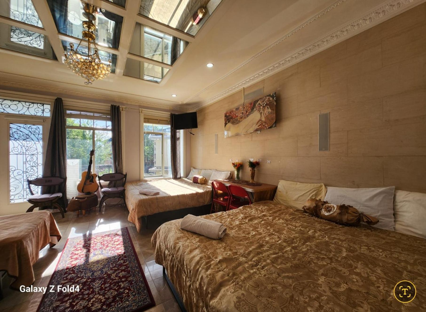 Empress Madani Palace Hotel Surrey Kültér fotó